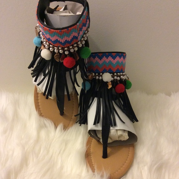 🦋Black strap flat sandals with embellished design - Picture 2 of 3